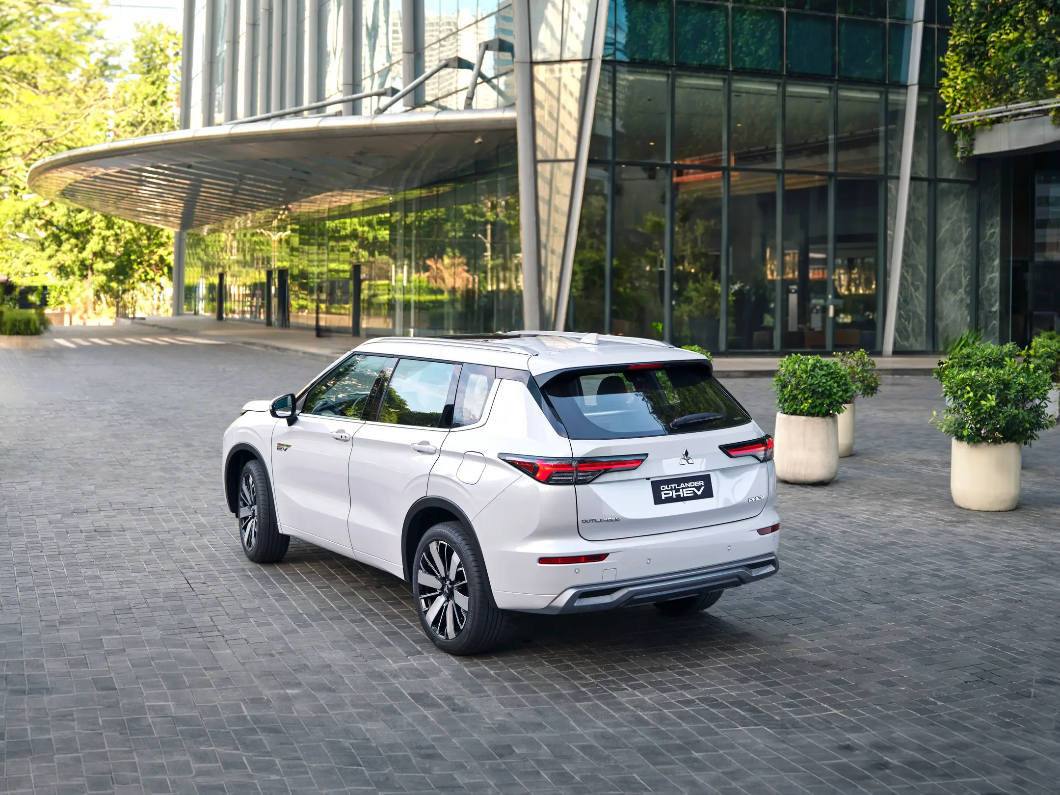 
								MITSUBISHI OUTLANDER PHEV full									